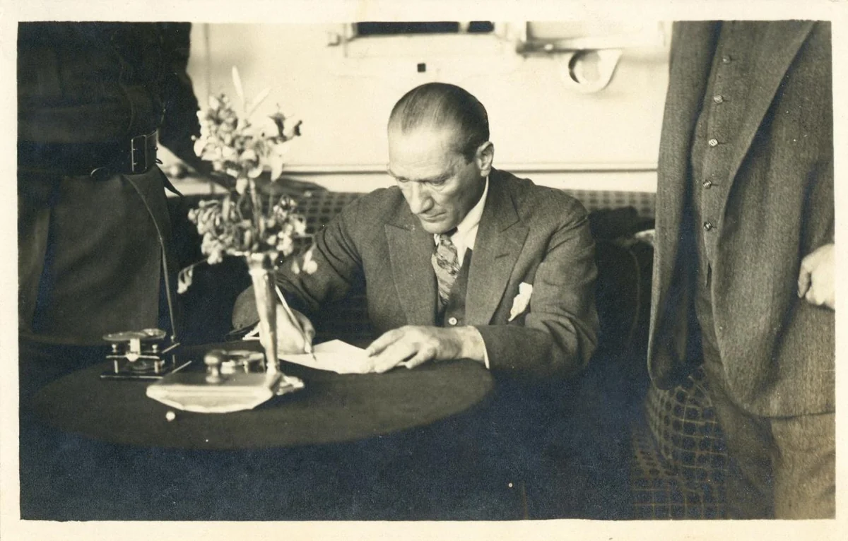 Gazi Mustafa Kemal Atatürk, Gülcemal Vapuru’nda geminin kaptanı ve mürettabatına teşekkür yazısını yazarken, 5 Haziran 1926