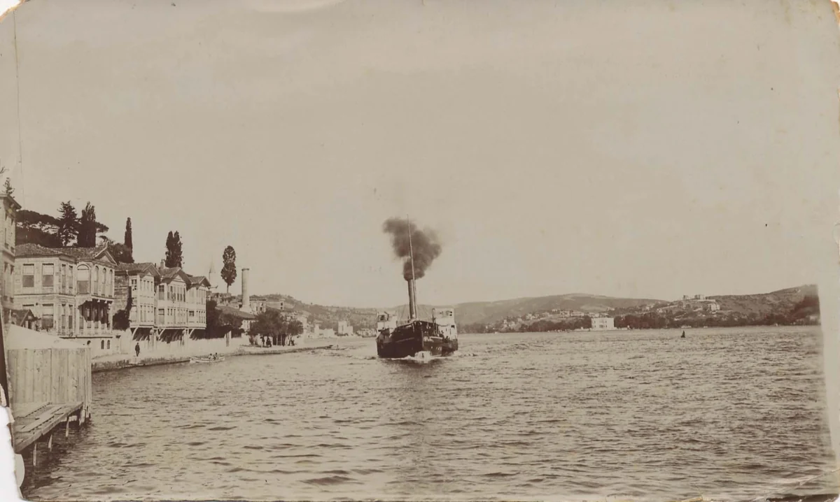 Boğaziçi, Bebek açıklarında yalılar ve vapur