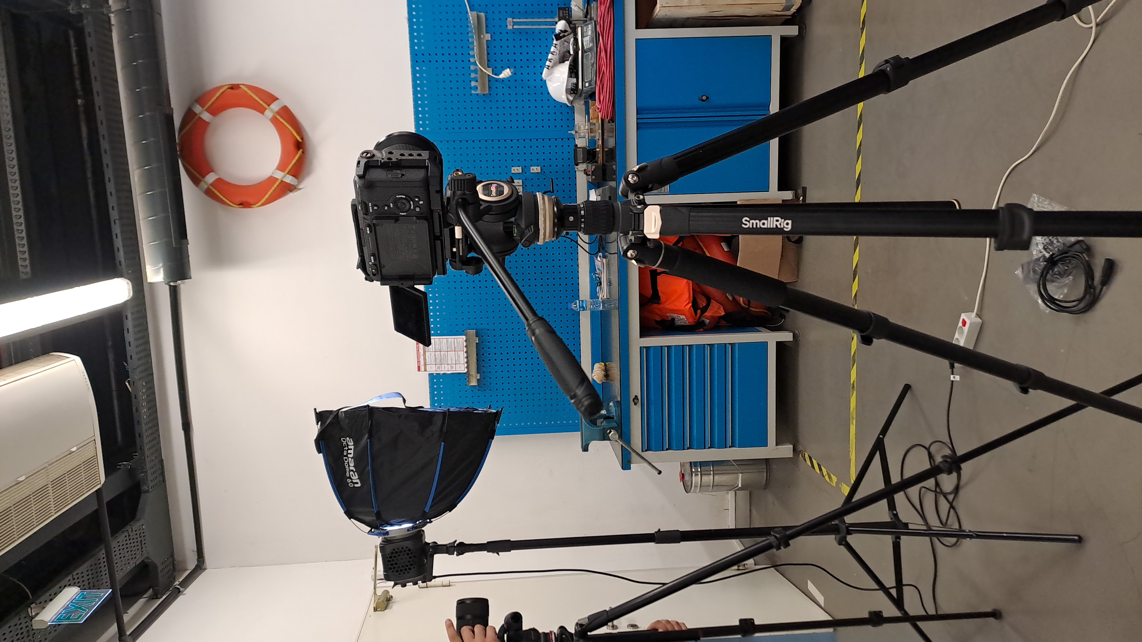 Eğitim alanında kamera, tripod ve ışık ekipmanı